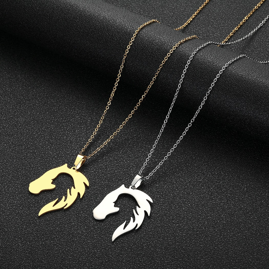 Collier de la cavalière et son cheval