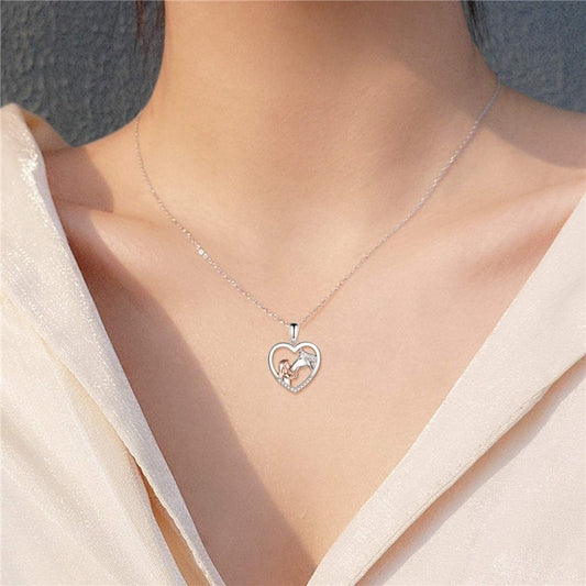 Collier de la petite fille et son cheval