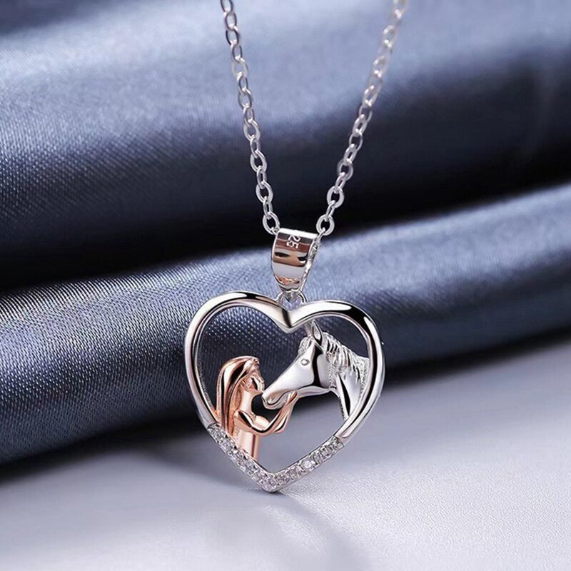 Collier de la petite fille et son cheval
